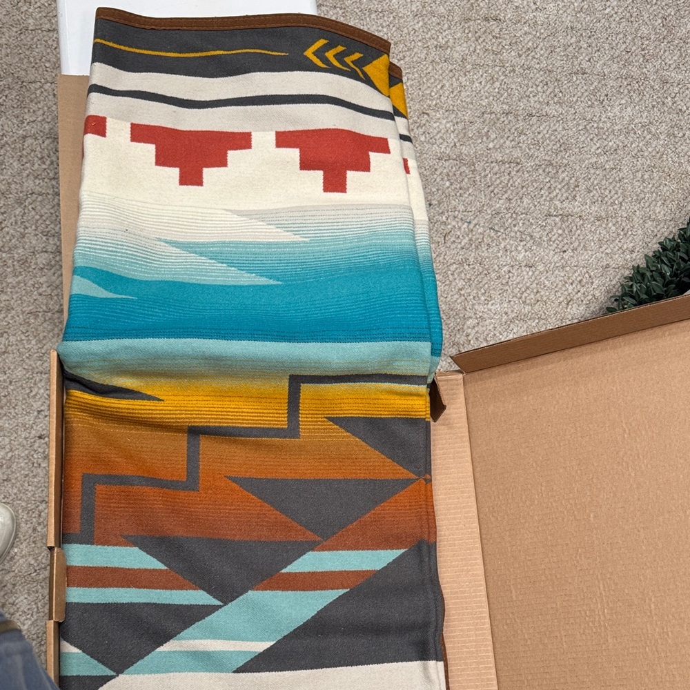Pendleton American Indian College Fund Nike Blanket in Blue and Cream -Brand New - Picture 5 of 9